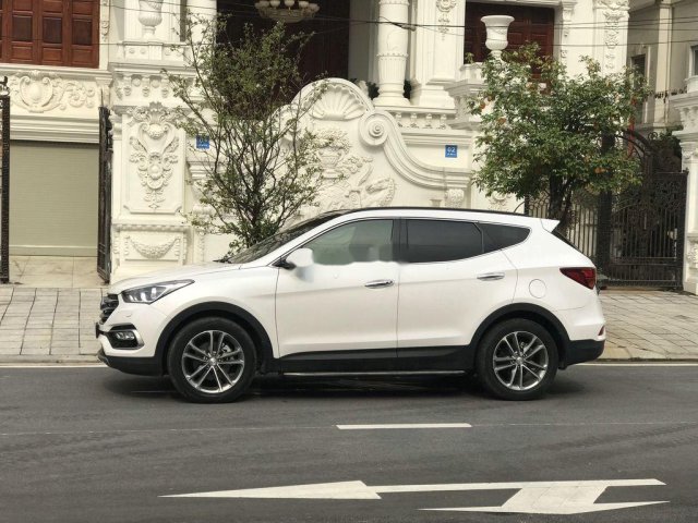 Cần bán gấp Hyundai Santa Fe 4WD AT đời 2017, màu trắng số tự động