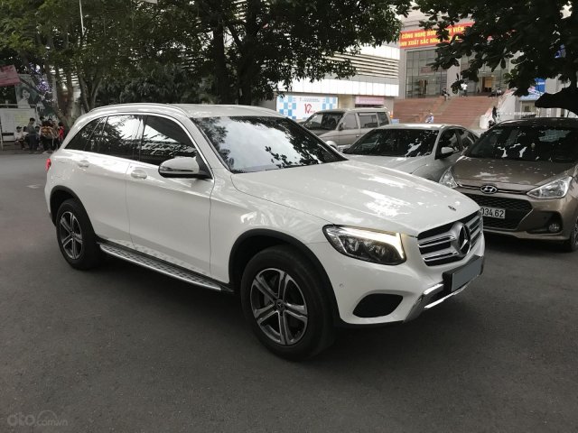 Bán Mercedes GLC250 4Matic sx 2017, ĐK tháng 3/2018 màu trắng nội thất nâu, chạy hơn 3v km, bao check/ test toàn quốc0