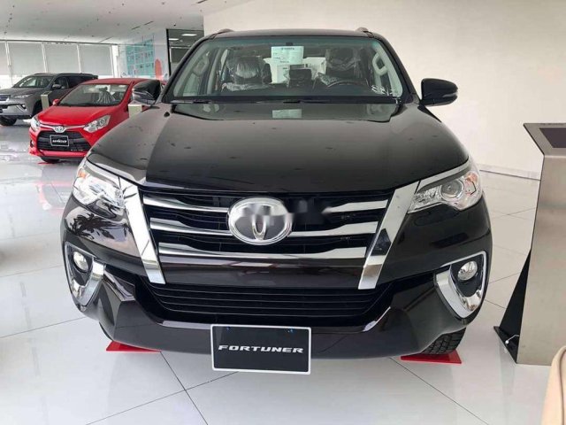 Bán xe Toyota Fortuner sản xuất 2020, màu đen0