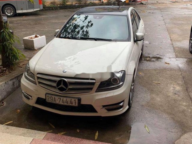 Cần bán xe Mercedes C300 AMG đời 2011, màu trắng, xe nhập, giá 654tr