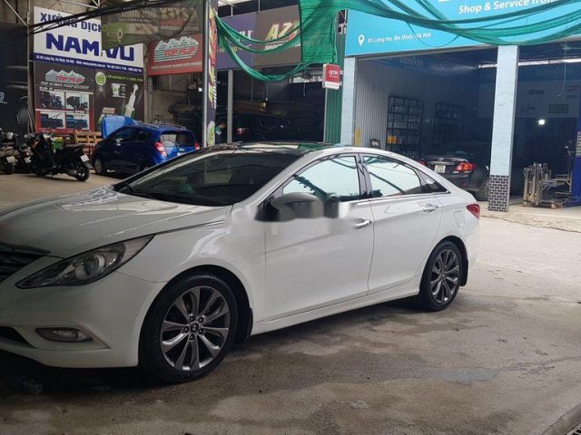 Cần bán gấp Hyundai Sonata sản xuất 2010, màu trắng, xe nhập