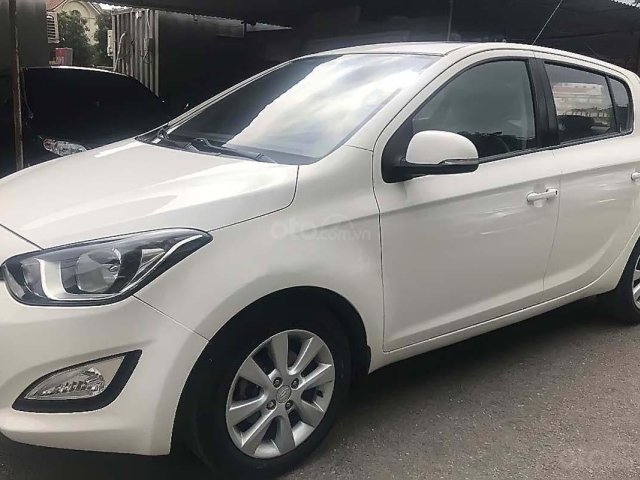 Cần bán Hyundai i20 1.4 AT đời 2013, màu trắng, nhập khẩu xe gia đình