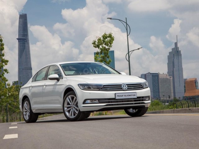 (VW Sài Gòn) xe Passat bản cao cấp màu trắng, hỗ trợ trước bạ 148 triệu + giao xe ngay0