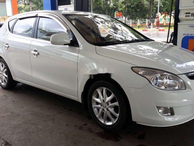 Cần bán lại xe Hyundai i30 sản xuất 2010, màu trắng, xe nhập số tự động0