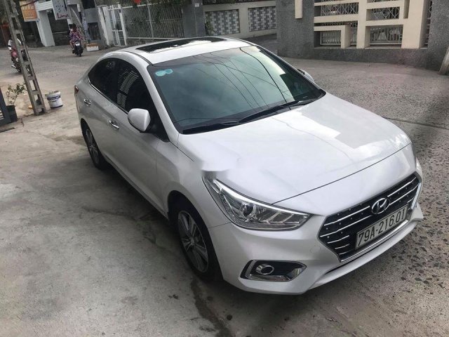 Cần bán gấp Hyundai Accent 2018, màu trắng chính chủ0