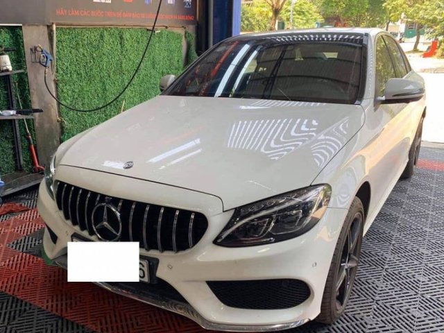 Cần bán Mercedes C300 AMG sản xuất 2017, màu trắng chính chủ0