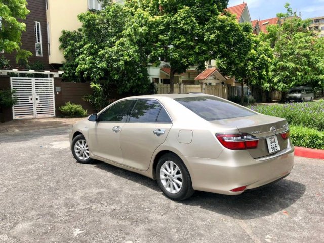 Cần bán Toyota Camry năm 2015, màu vàng