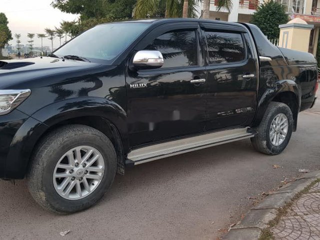 Bán Toyota Hilux đời 2013, màu đen, số sàn, 420 triệu0