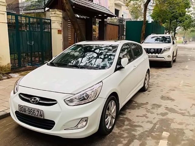 Cần bán Hyundai Accent AT đời 2015, màu trắng chính chủ0