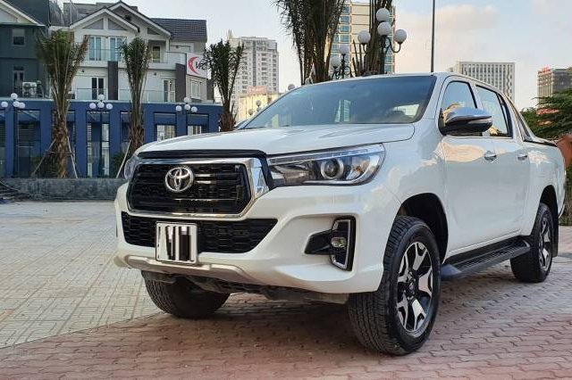 Bán Toyota Hilux 2.8 G Platinum đời 2019, màu trắng, xe nhập như mới