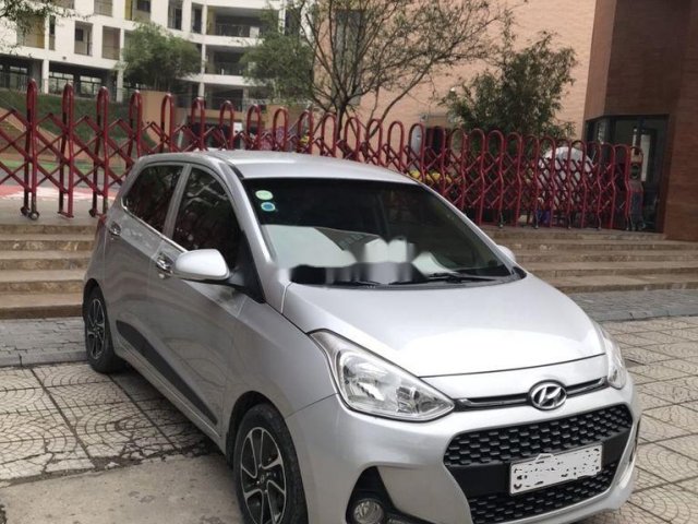 Bán Hyundai Grand i10 năm 2017, màu bạc số sàn giá cạnh tranh