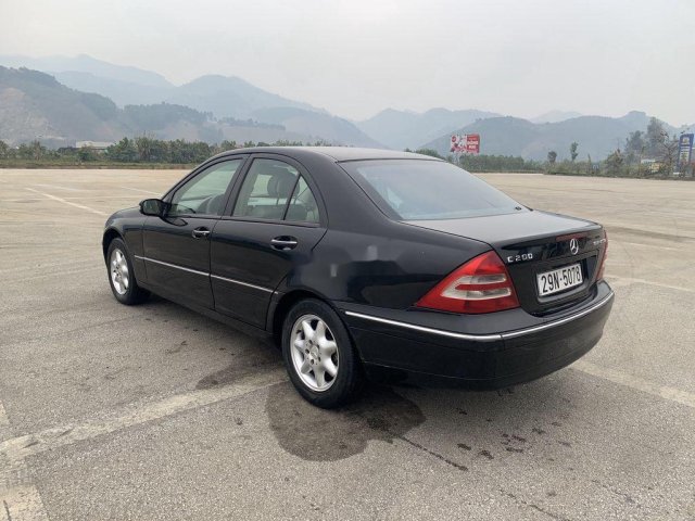 Cần bán gấp Mercedes C200 năm 2001, màu đen0