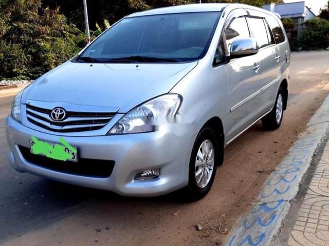 Cần bán lại xe Toyota Innova AT đời 2009, màu bạc0