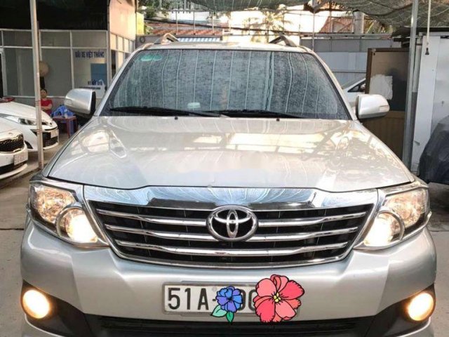 Cần bán gấp Toyota Fortuner sản xuất 2013, màu bạc xe gia đình0