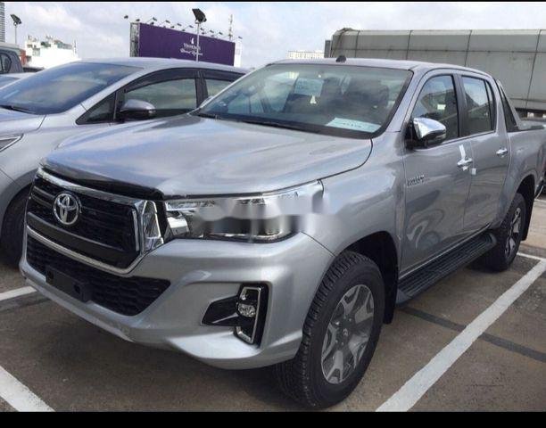 Bán Toyota Hilux sản xuất 2019, màu bạc ít sử dụng, giá tốt0