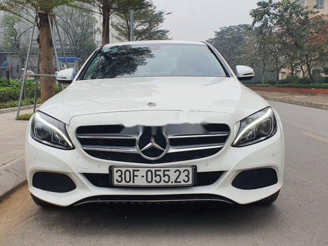 Cần bán Mercedes C200 sản xuất 2017, màu trắng