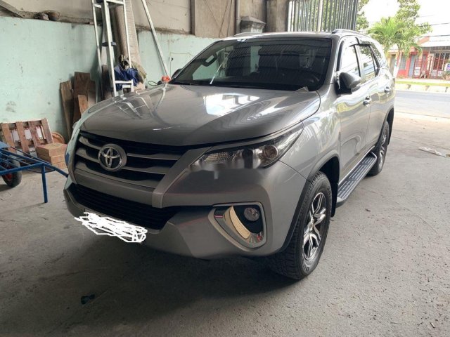 Cần bán xe Toyota Fortuner đời 2017, màu bạc số sàn