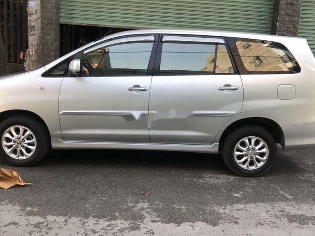 Xe Toyota Innova 2.0E sản xuất năm 2014, màu bạc còn mới, giá 445tr0