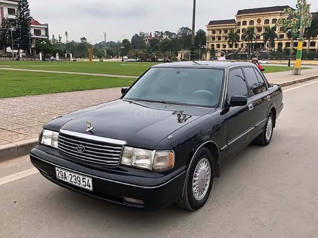 Cần bán lại xe Toyota Crown đời 1993, màu đen, nhập khẩu nguyên chiếc số tự động, 325tr0