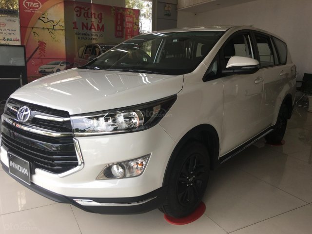 Innova Venturer bản cao cấp tiện nghi cho gia đình, khuyến mãi ngập tràn trong tháng 5/2020