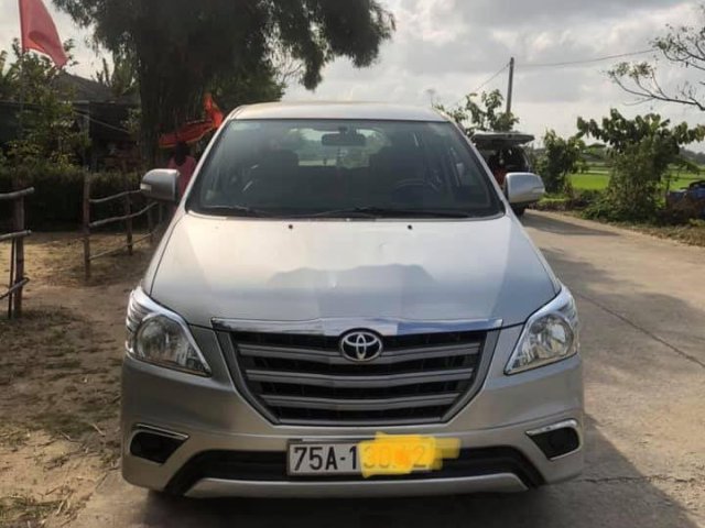 Cần bán Toyota Innova E đời 2015, màu bạc, giá tốt0