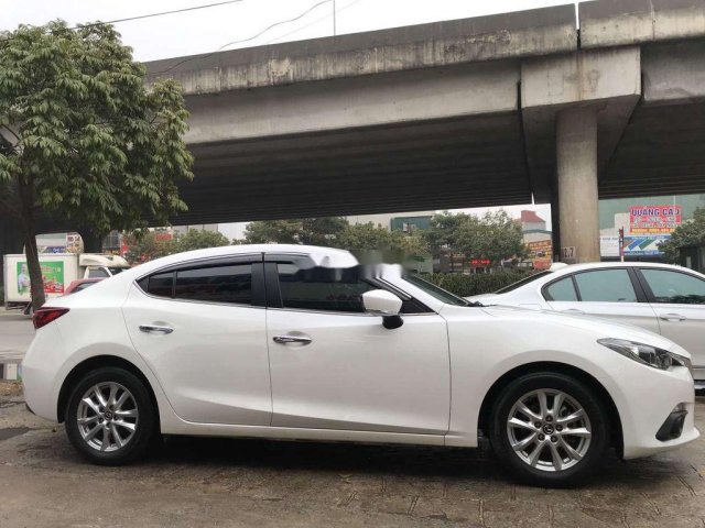 Cần bán gấp Mazda 3 AT sản xuất 2015, màu trắng 