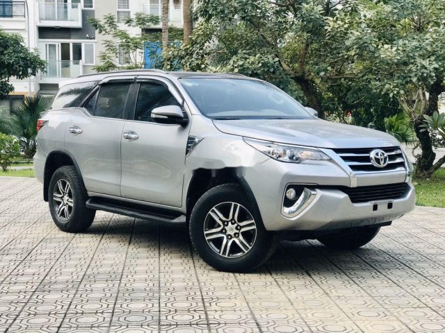 Cần bán lại xe Toyota Fortuner 4x2 AT năm 2017, màu bạc, xe nhập số tự động, giá chỉ 958 triệu0