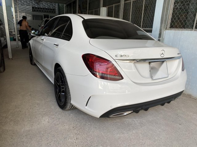 Bán xe Mercedes C300 AMG 2019 màu trắng, nội thất nâu0
