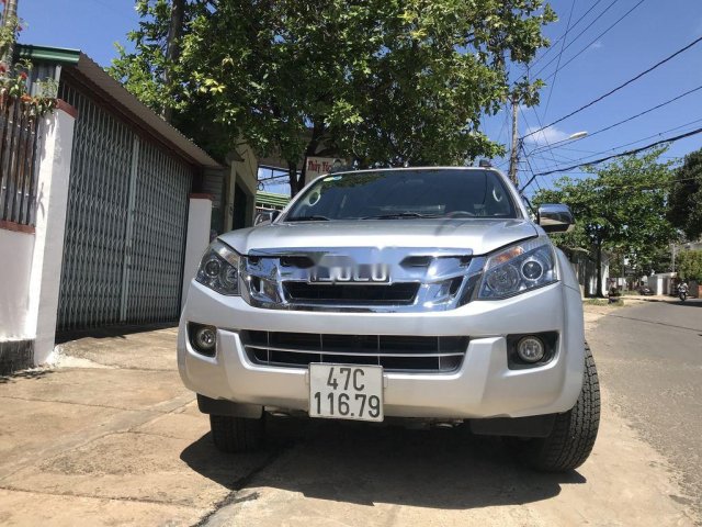 Gia đình bán Isuzu Dmax đời 2015, màu bạc, xe nhập