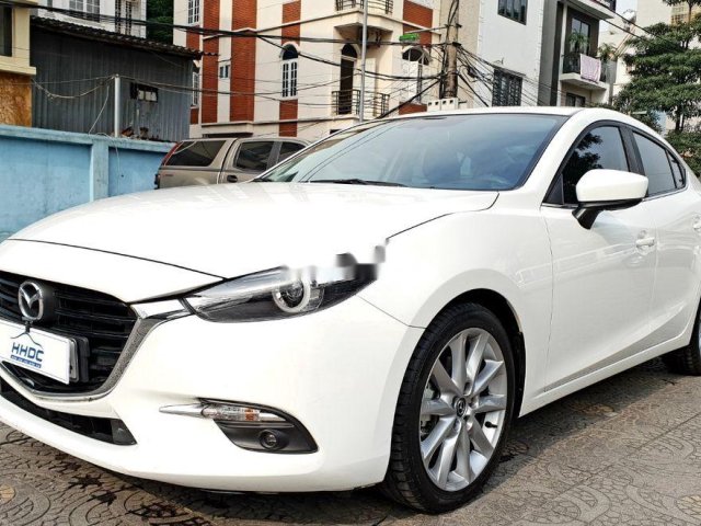 Cần bán lại xe Mazda 3 2.0 Premium sản xuất 2019, màu trắng0