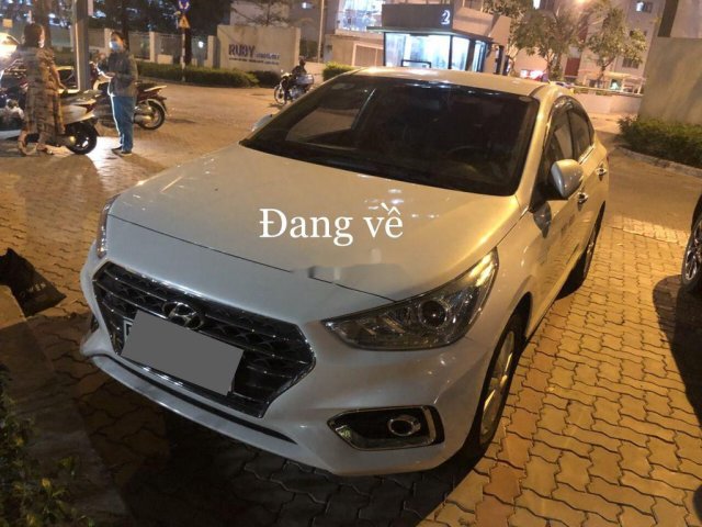 Cần bán lại xe Hyundai Accent 1.6 AT đời 2019, màu trắng0