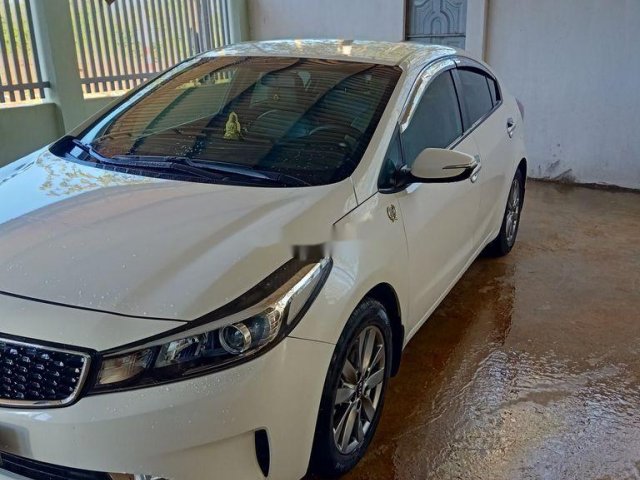 Cần bán gấp Kia Cerato đời 2017, màu trắng, 445 triệu