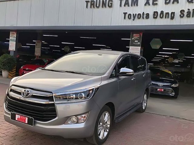 Cần bán Toyota Innova 2.0V 2017, màu bạc, 825 triệu