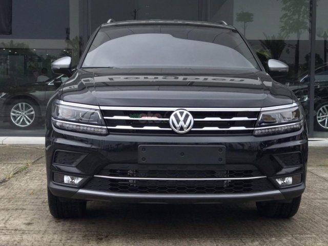 Cần bán nhanh chiếc xe Volkswagen Tiguan Allspace, sản xuất 2018, có sẵn xe, giao nhanh toàn quốc0