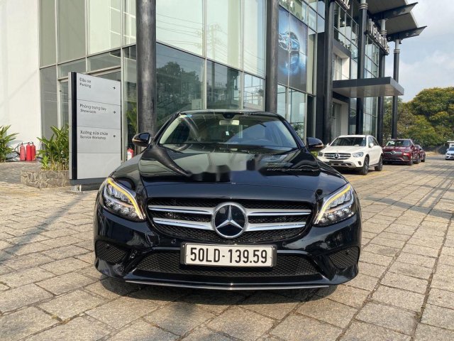 Cần bán gấp Mercedes C200 đời 2018, màu đen như mới0