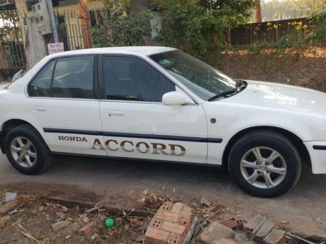 Cần bán xe Honda Accord đời 1992, màu trắng, giá 72tr0