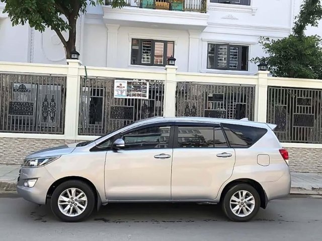 Cần bán Toyota Innova đời 2018, màu bạc số sàn