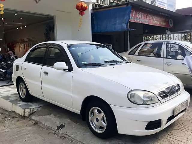 Cần bán gấp Daewoo Lanos đời 2002, màu trắng giá cạnh tranh