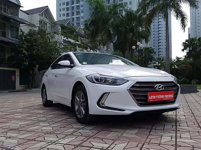 Bán xe Hyundai Elantra 1.6AT đời 2016, màu trắng