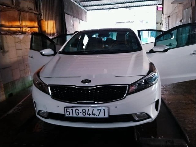 Cần bán gấp Kia Cerato đời 2018, màu trắng còn mới, 600tr