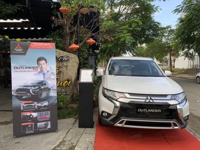 Bán xe Mitsubishi Outlander năm 2020, màu trắng, giá tốt