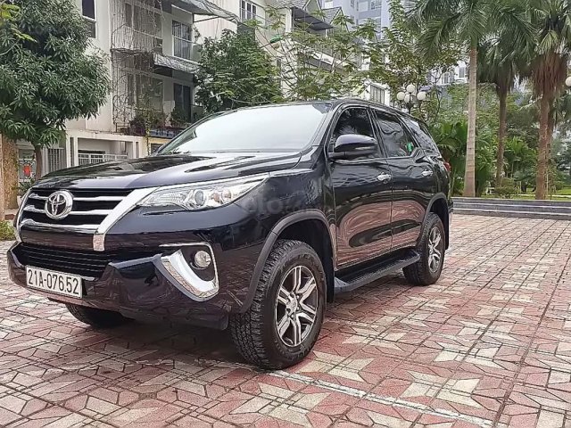 Cần bán lại xe Toyota Fortuner sản xuất năm 2019, màu đen số tự động0