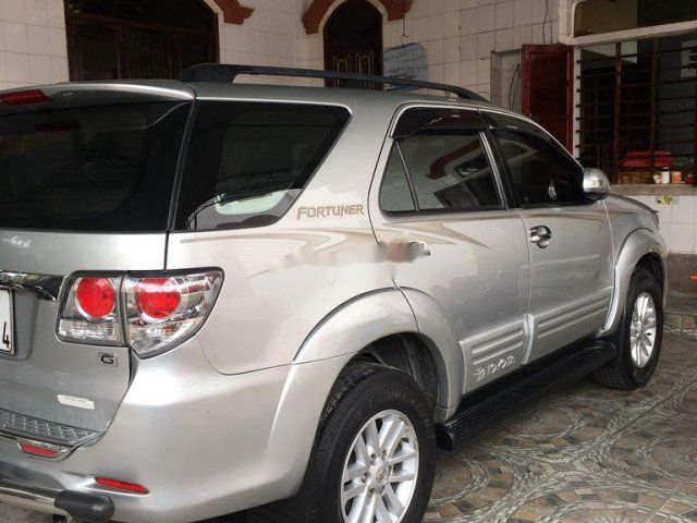 Bán Toyota Fortuner năm sản xuất 2012, màu bạc giá cạnh tranh0