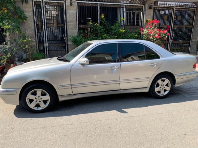 Bán ô tô Mercedes E240 năm sản xuất 2001, màu bạc chính chủ0