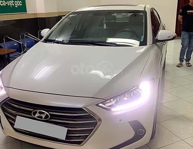 Cần bán Hyundai Elantra 2.0 AT đời 2017, màu trắng0