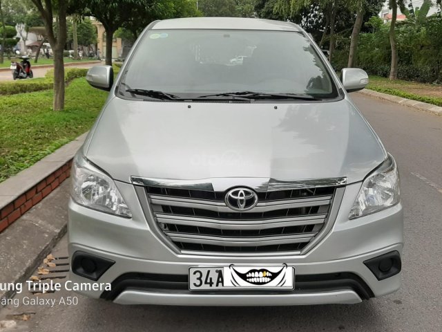 Cần bán nhanh với giá ưu đãi chiếc Toyota Innova E đời 2015, màu bạc giao nhanh