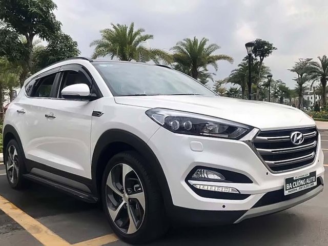 Cần bán gấp Hyundai Tucson năm sản xuất 2018, màu trắng còn mới0