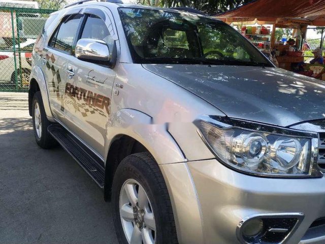 Bán Toyota Fortuner sản xuất 2011, màu bạc, xe gia đình 