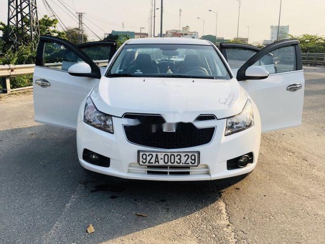 Cần bán gấp Chevrolet Cruze MT năm 2011, màu trắng số sàn, 255tr0