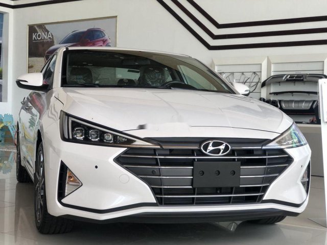 Bán Hyundai Elantra 2020, màu trắng, giá chỉ 555 triệu